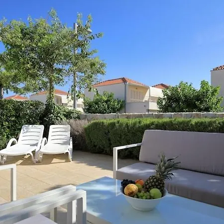 Apartment In Punta Skala With Beachpool *