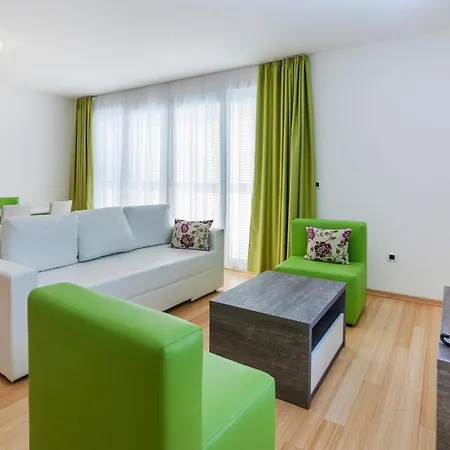 In Punta Skala With Beachpool Apartment