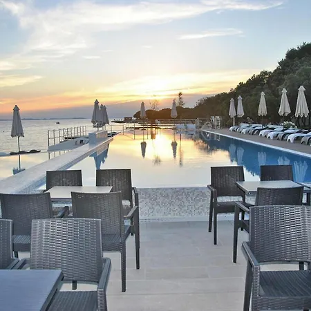In Punta Skala With Beachpool Apartment