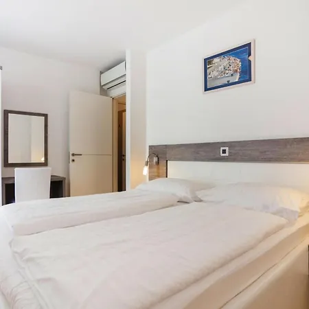Apartment In Punta Skala With Beachpool *