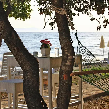 In Punta Skala With Beachpool Apartment Petrcane