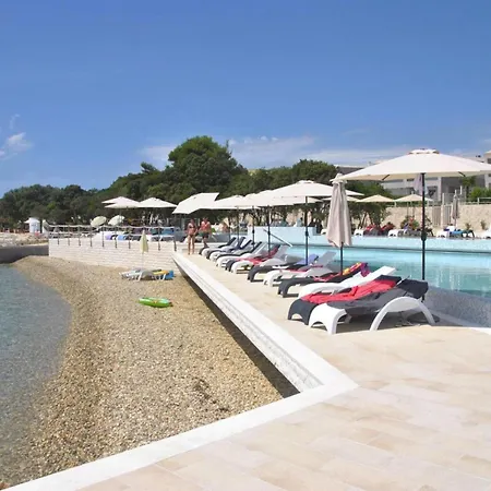 Apartment In Punta Skala With Beachpool Petrcane