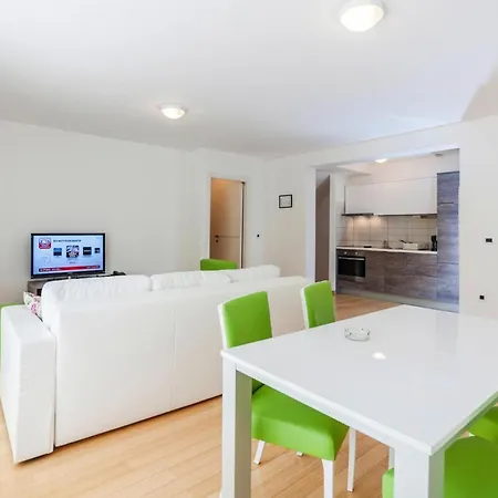 In Punta Skala With Beachpool Apartment