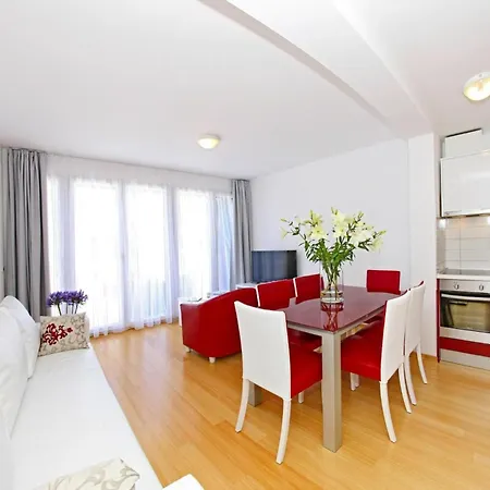 In Punta Skala With Beachpool Apartment Petrcane