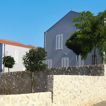 Apartment In Punta Skala With Beachpool Petrcane