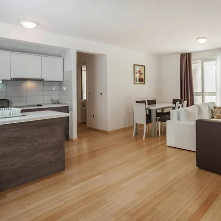 In Punta Skala With Beachpool Apartament *