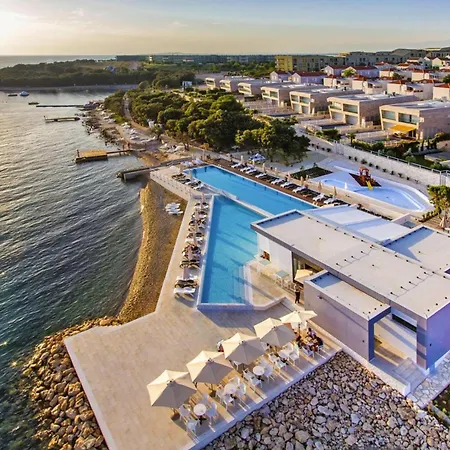 In Punta Skala With Beachpool Apartament