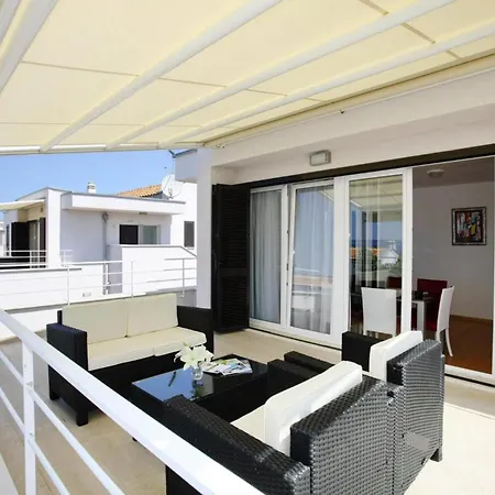 In Punta Skala With Beachpool Petrčane